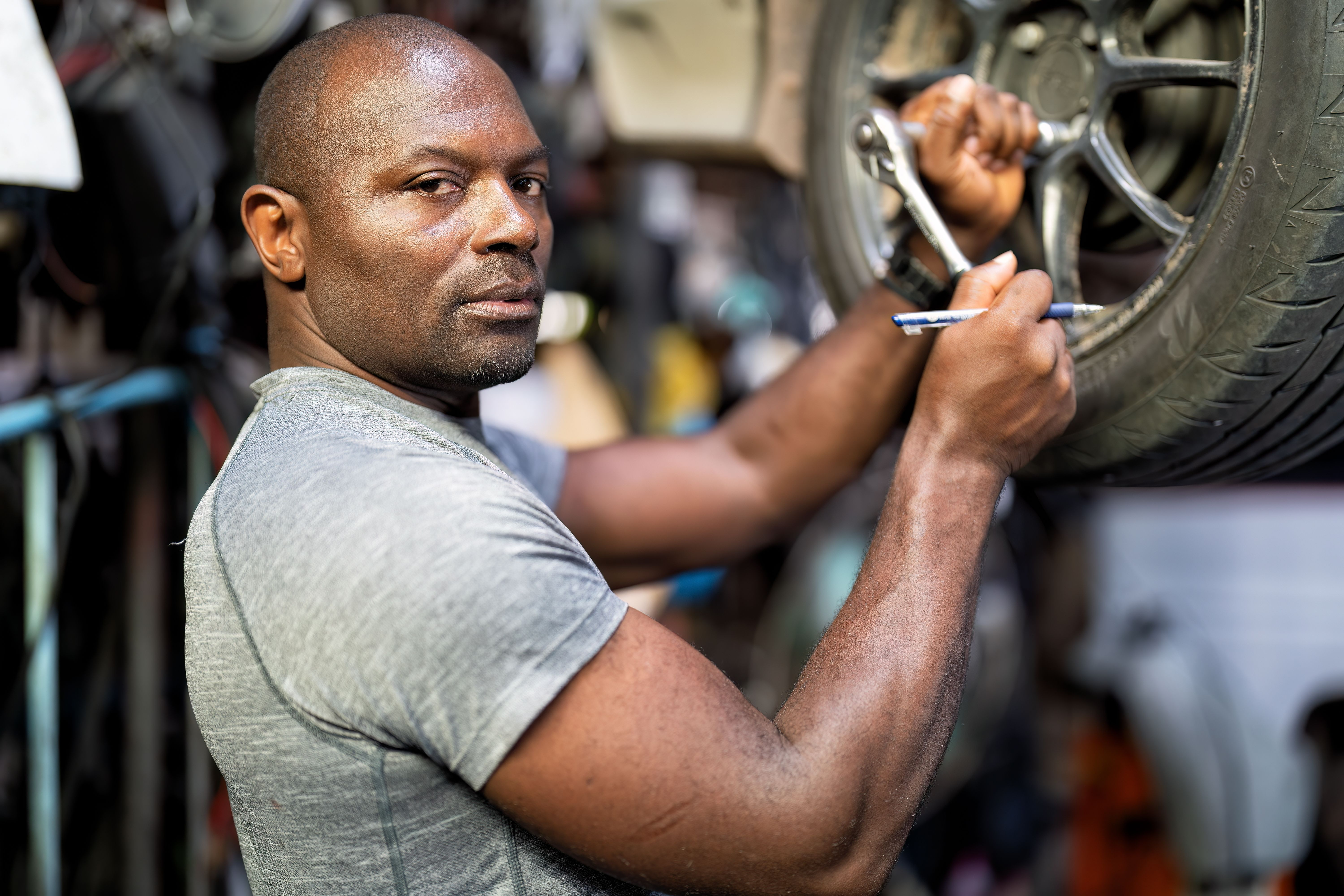 Hire Ugandan Tire Fixers In German